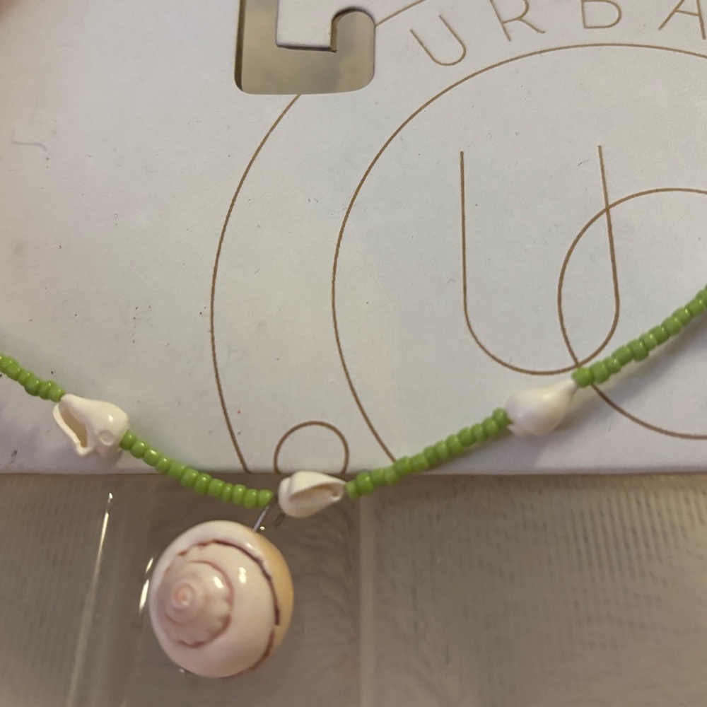 Urban Outfitters Green and White Shell Necklace - Picture 3 of 3